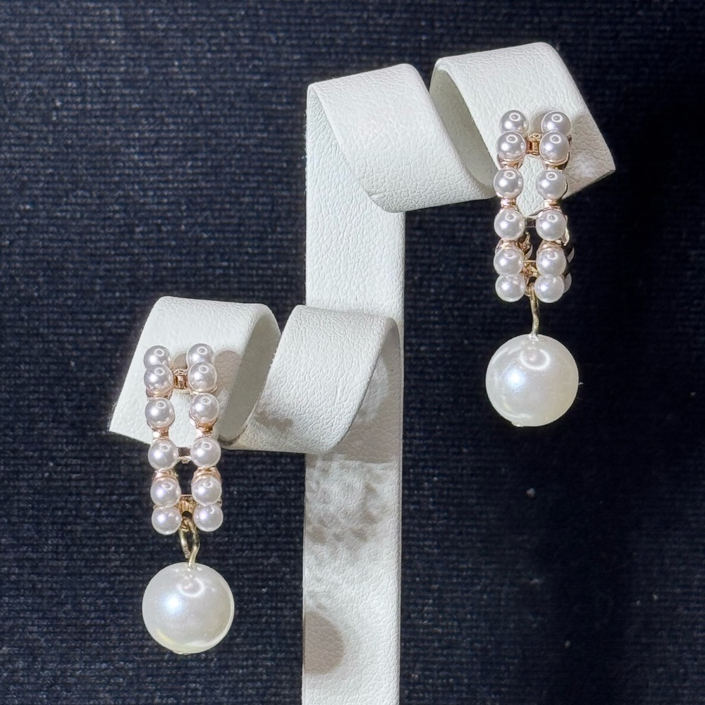 ISAAC MIZRAHI Gold Tone Pearl Mini Open Hoop Earrings with Pearl Dangle 1 inch